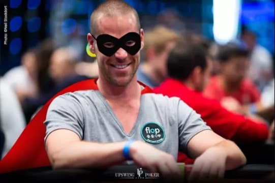 【EV扑克】牌局分析:狂人大光头 看穿对手“灵魂”的Hero Call!