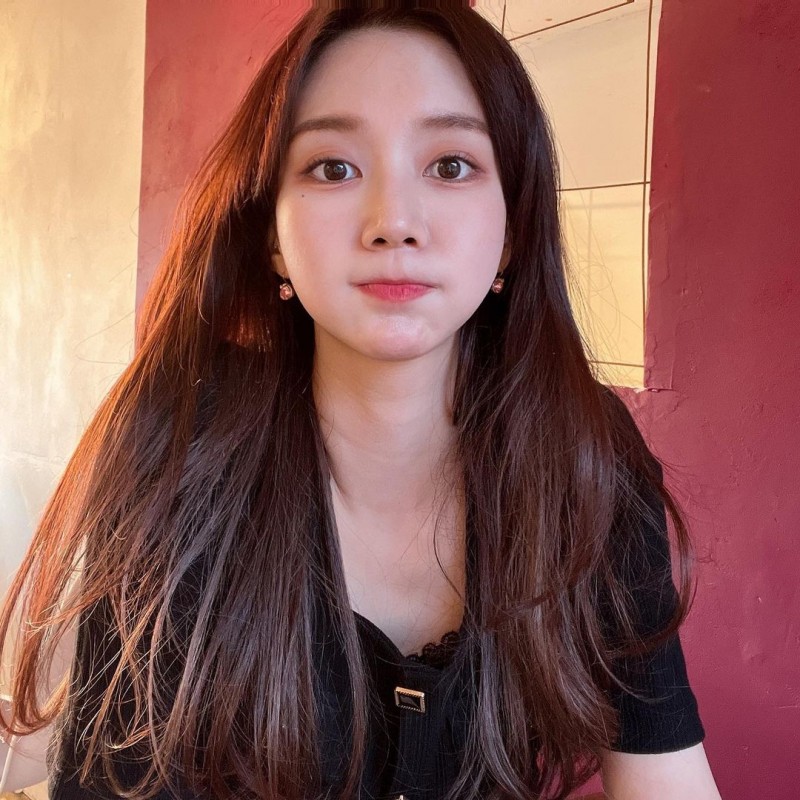 LCK女主持尹秀晒照:这几天大家都是几点起的呀~