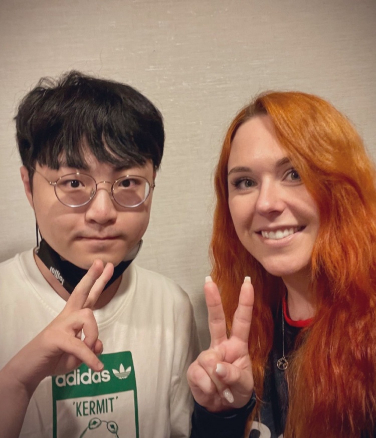 ShowMake与LEC赛区经理合影:剪刀手~