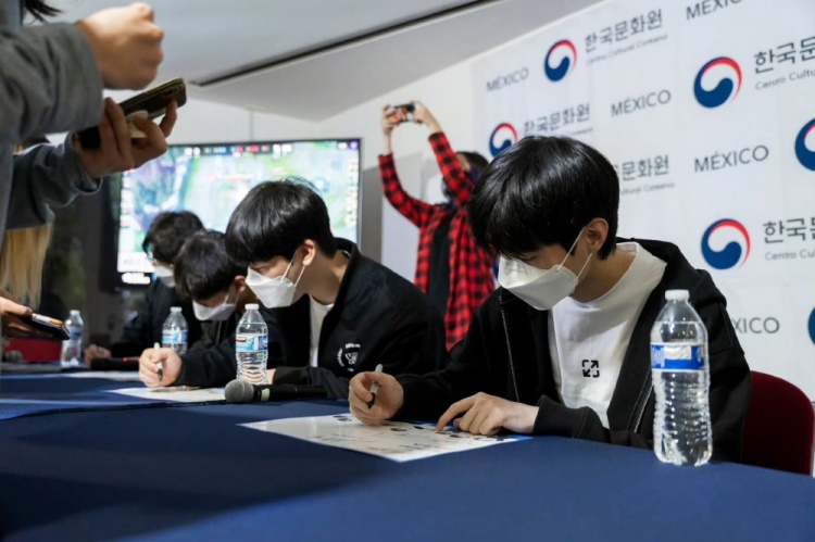 DRX官博晒返图:与墨西哥粉丝们度过愉快的时间~