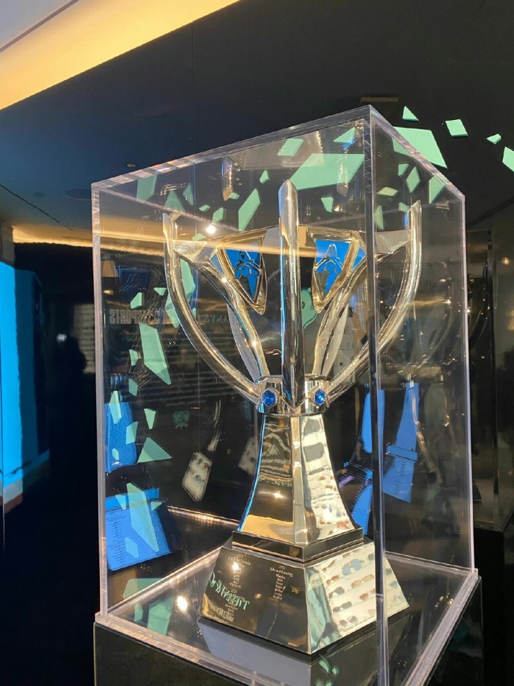 S12冠军奖杯实拍图:目前该奖杯陈列于蒂芙尼总部
