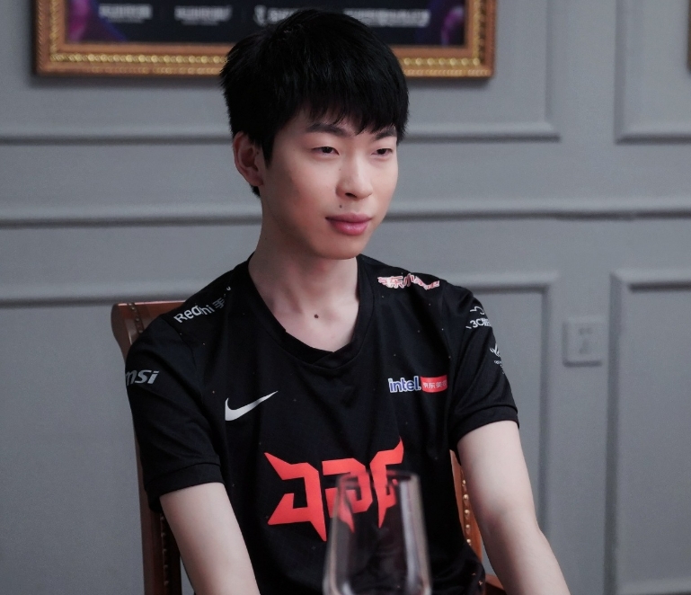 初登世界赛太过迷茫?Hope操作变形 往日联赛状态不再