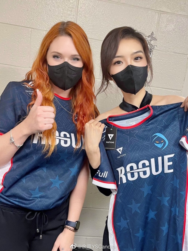 余霜微博晒照:RGE的小姐姐又给我送队服啦