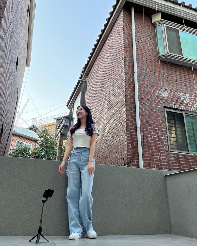 LCK女主持尹秀彬晒照:最近爱上了嘻哈风~