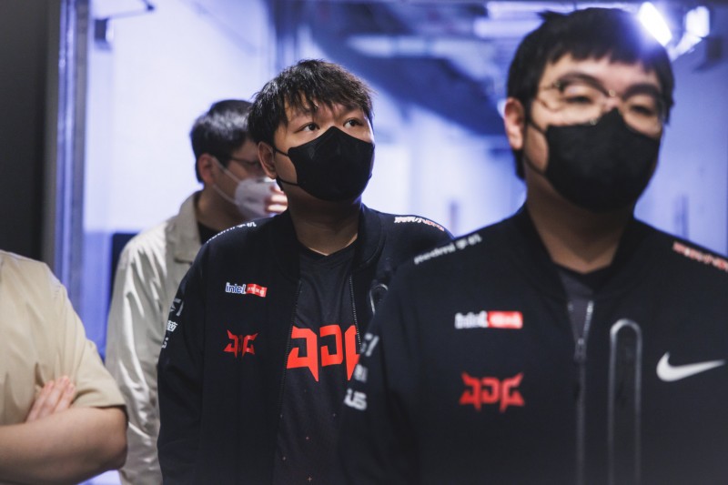 Yagao赛后表情沉默 独自凝视场馆出神