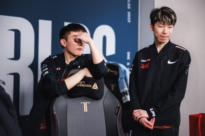 不敌T1 赛后Hope沉默自责眼眶红润 Missing难以释怀沉默