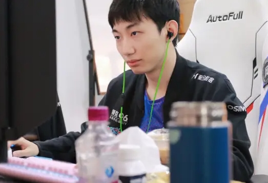 LNG遭官博粉丝怒斥：让选手自己先官宣？保住light和doinb