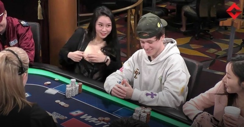 【EV扑克】露假胸的日本妹子跟闺蜜去脱衣舞俱乐部,还说自己欲火焚身