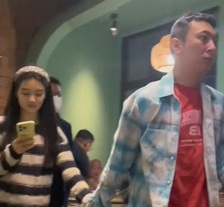 有钱真好!前iG老板王思聪现身海南 手牵新网红女友吃火锅