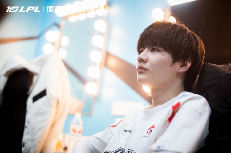 ”LPL选手“官博发布WBG赛后返图:和Crisp有说有笑的Theshy