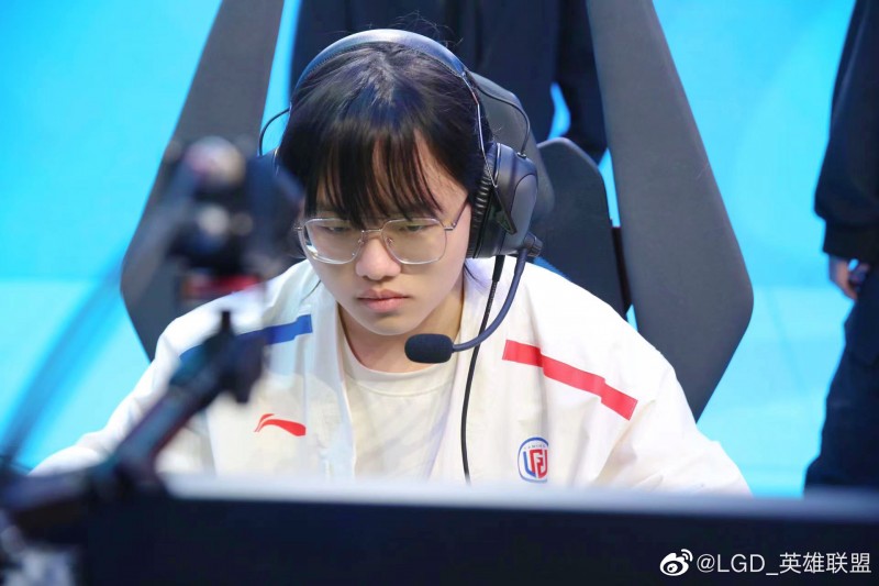 xqw生涯LPL首秀惨淡收场!遭Creme点菜 两局合砍3-10-6惨淡战绩