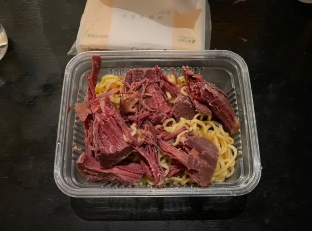 今晚的饭，牛肉拌面。