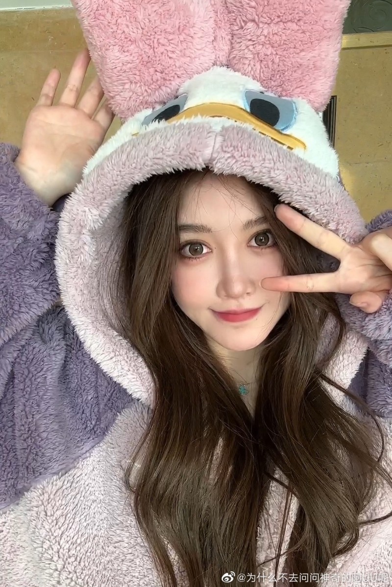 赵梦玥晒照:下午好各位