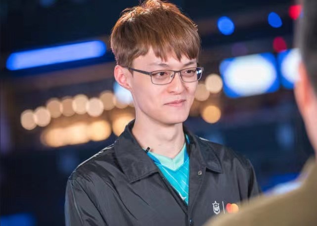 我的天!各大解说看Fofo沙皇极限漂移一推四:这也太帅了吧!