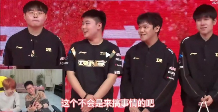 众解说看身穿G2队服粉丝与RNG互动:他还模仿Uzi捧杯!