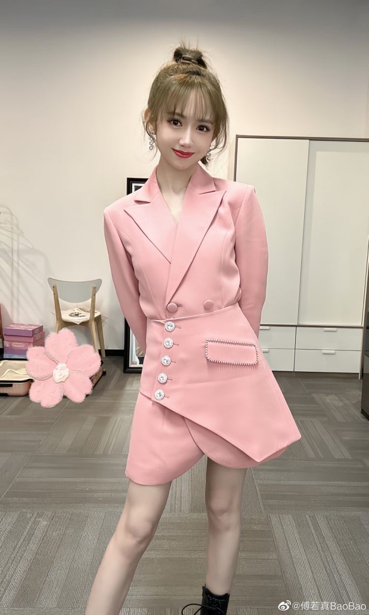 BaoBao晒照:今天是飒飒的小粉西服