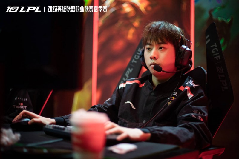 致敬!Ale韩服Rank狂练暴击流VN上单 对线英雄均有突进技能