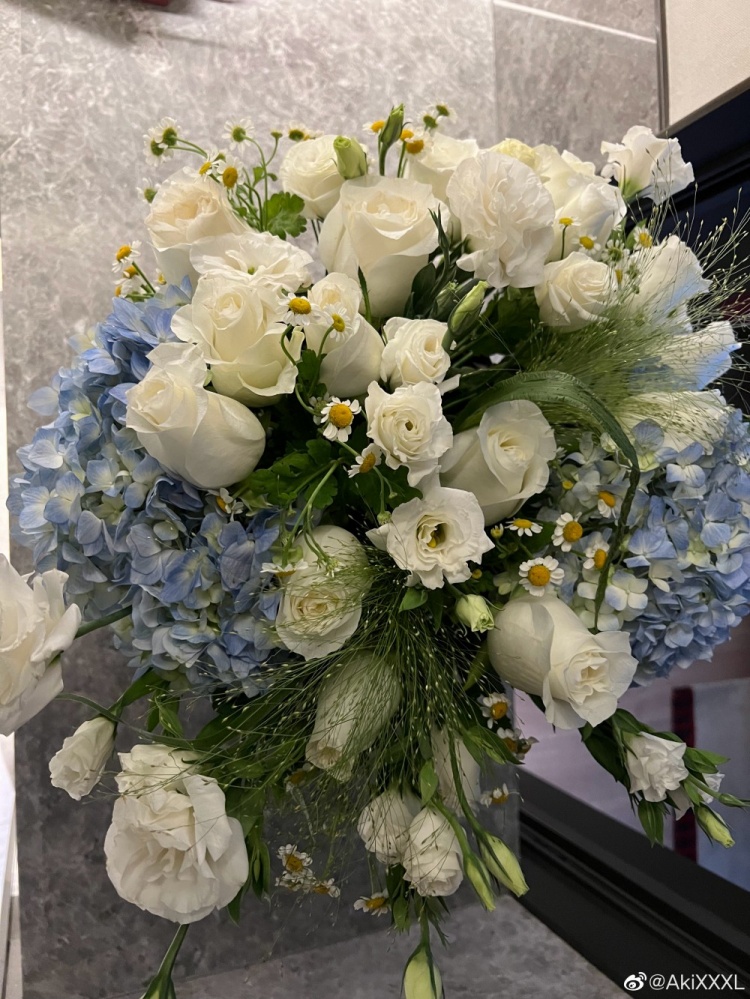 Aki晒生日返图:生日快乐?礼物还没拆开 拆完一起发