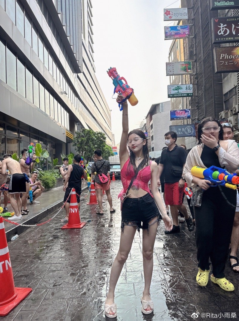 清凉!Rita参与泰国泼水节 红色上衣勾勒傲人身材