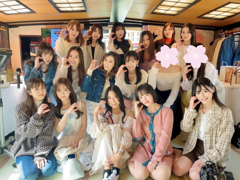 C-More女优总动员、一张照片说明四件事!