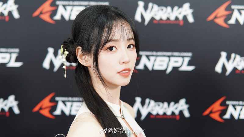 永劫无间女主持娅鸽晒照:开叉旗袍尽显优雅