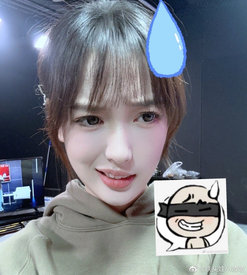 铁头娃小喳喳晒照:可爱咬手致敬表情包