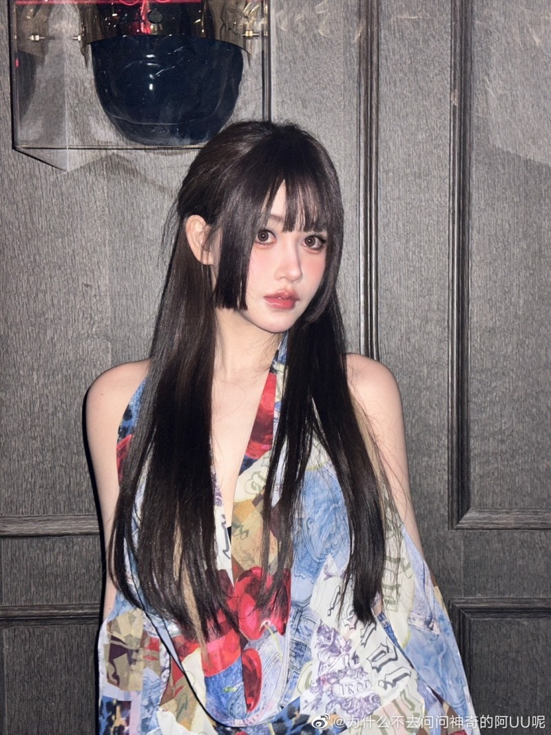 UU妹晒照:名媛路边喝酒记 与精致白衣男子共同合照