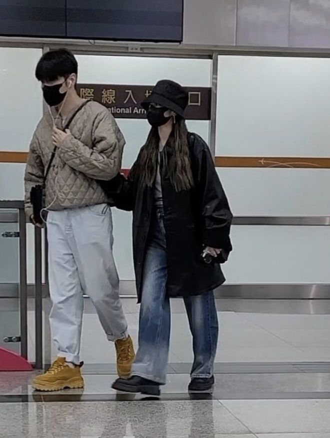 李荣浩夫妇被偶遇,杨丞琳在高铁站台与老公吻别,甜蜜堪比偶像剧