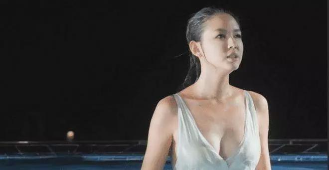 张梓琳这件衣服惹争议，当镜头拉近的那一刻，网友：没什么好说的