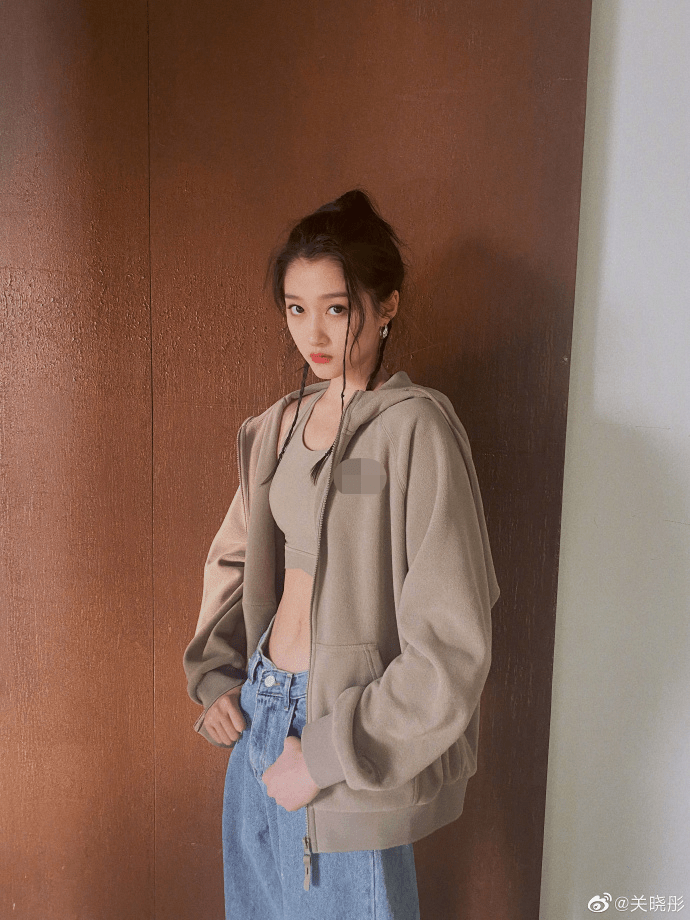 关晓彤穿紧身背心阔腿裤秀蛮腰!