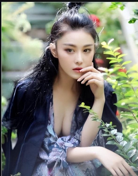 张馨予饰演的苏妲己,妩媚大胆眼神拉丝,最为勾人