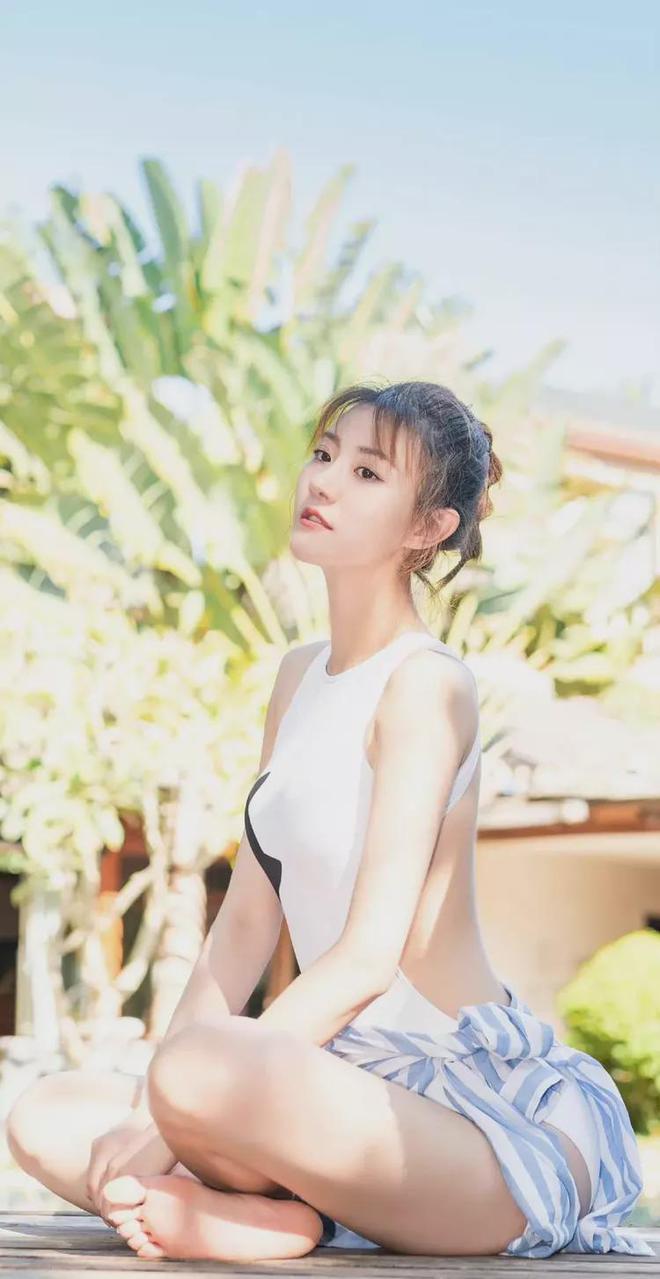 牟星穿比基尼泳装,仅靠薄衬衫围住下半身,帅气妩媚