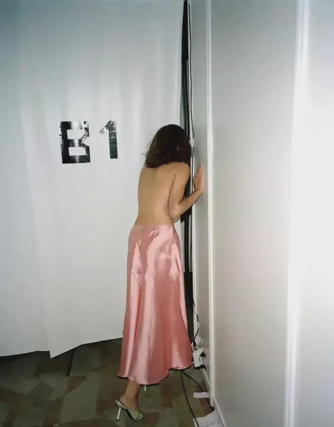 1999年，25岁林志玲后台等待出场时照片，当时上身穿着一件肚兜