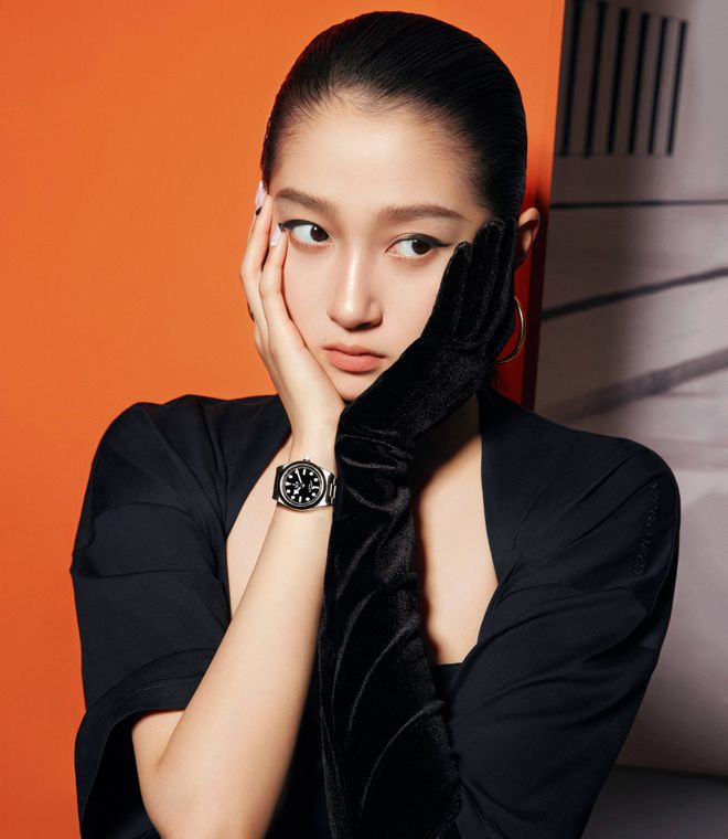 关晓彤“猫系”妆容时尚大片真惊艳!搭配时尚轻薄服装。