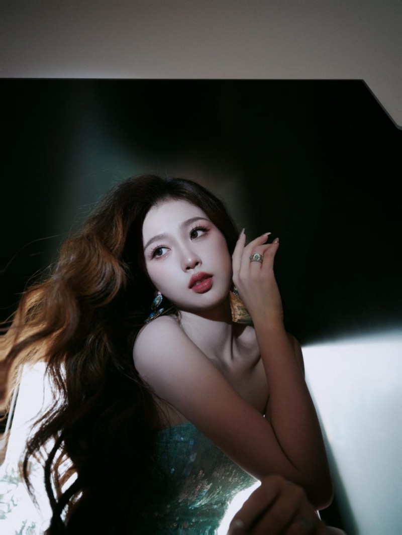 虞书欣夏日玩美穿搭,一袭水绿色亮片抹胸裙,眼神清冷惹人怜