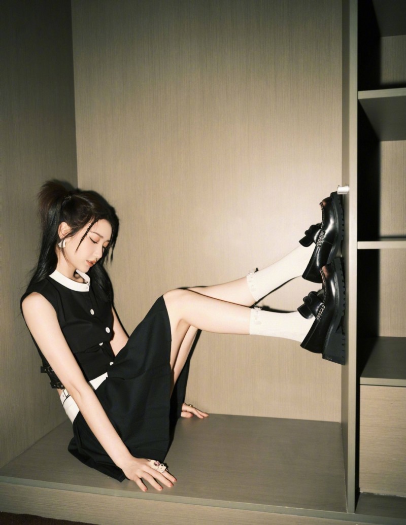 毛晓彤身穿黑白撞色学院风短裙 双马尾性感美腿性感写真