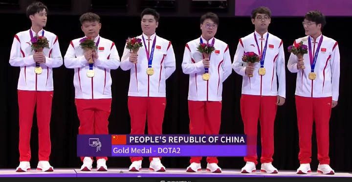 难绷!网友质疑XinQ颁奖裤子穿反 赵公子在QQ群直接开喷:反你?