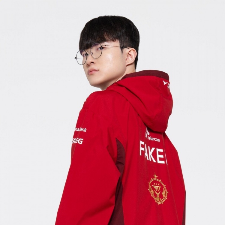 T1公布2023全球总决赛队服:红色外套,T恤黑灰色格子填充