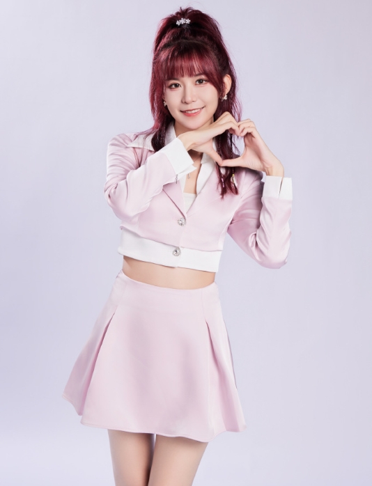 解说瞳夕分享新定妆照:有新皂片了~