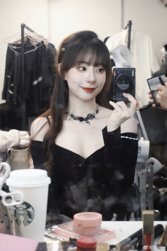 永劫无间解说甄一一晒照:黑色御姐范半透明上衣 尽显风情