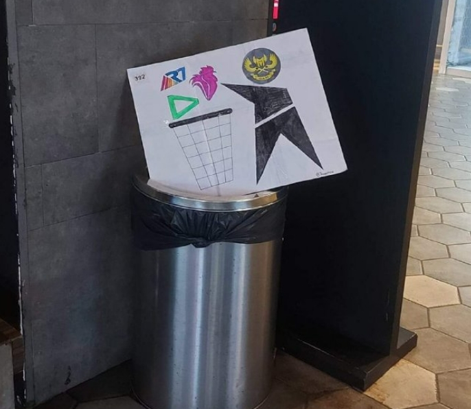 原来GAM才是进垃圾桶的?GAM落败 粉丝将应援牌扔进垃圾桶