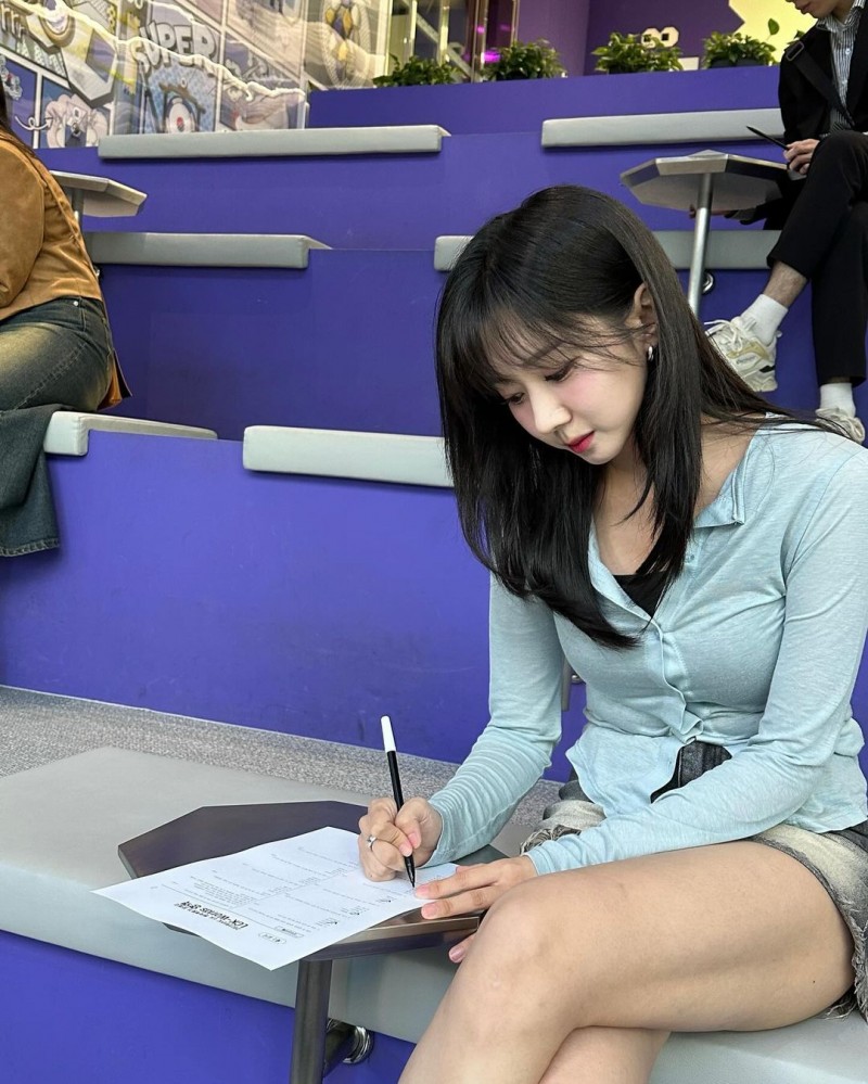 LCK美女主持尹秀彬晒照:世界赛加油哦~