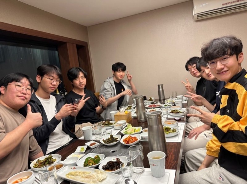 不愧是GEN大太子?Ruler更新社媒:来和GEN老队友们聚餐吃饭咯