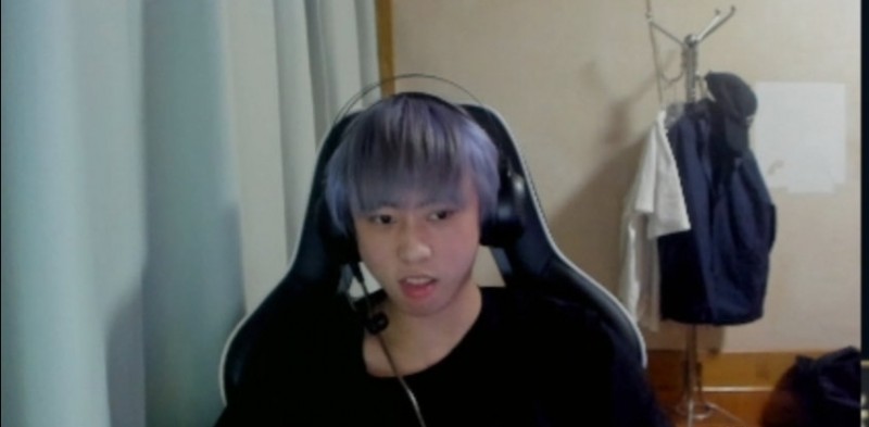 什么时候请阿姨喝卡布奇诺?Ale开播展示全新紫色发型