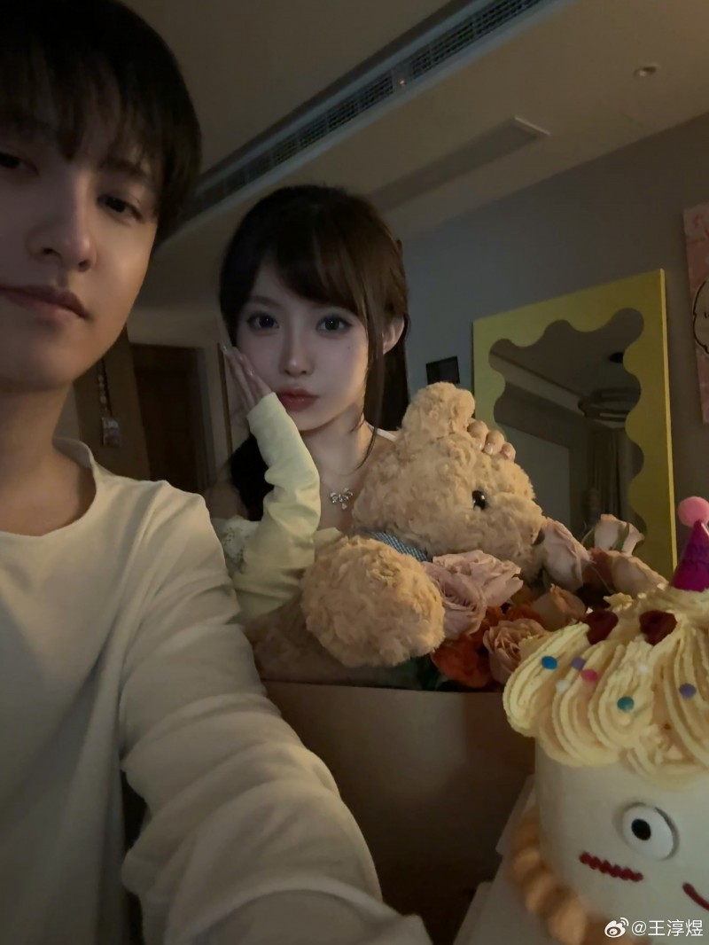 Ame分享合照为女友庆生:生日快乐我滴小宝