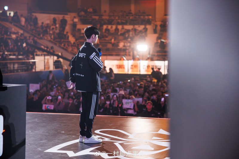 摄影师一村分享Deft扶腰照:腰伤还是没好啊