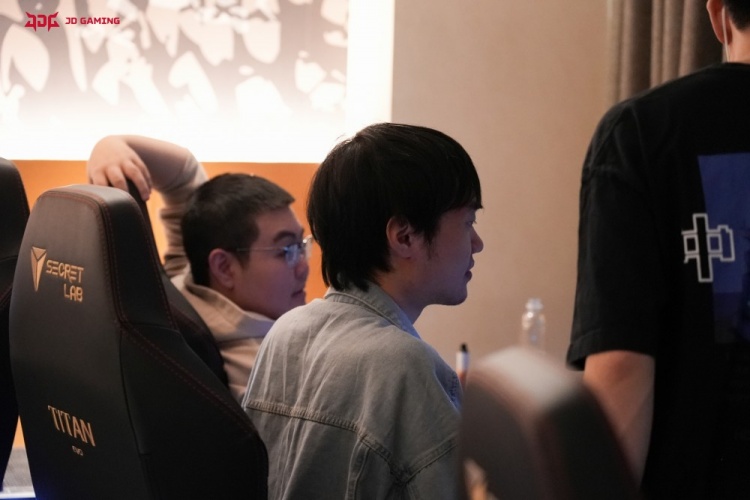 JDG训练返图:Ruler也剪锅盖了 还给兄弟们点了炸鸡