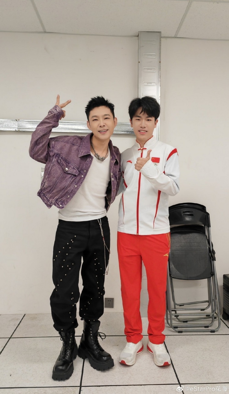 花海晒与歌手宝石老舅合照:追星成功~~