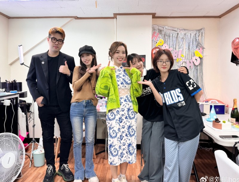 主持刘航晒照:见证四支LPL战队全部进入8强 太幸福了~