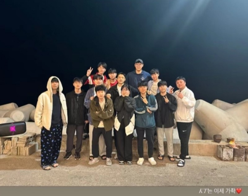 KT俱乐部分享选手大合照:Lehends睡衣+拖鞋出镜